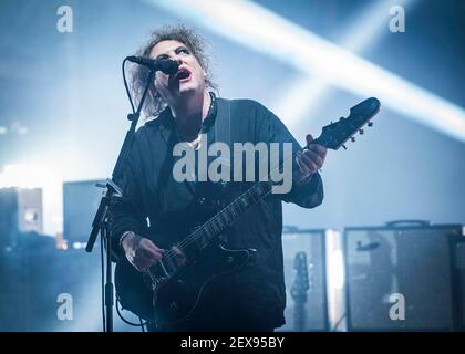 Rob Smith of the Cure si esibisce dal vivo il giorno 3 del Bestival 2016, Robin Hill Country Park sull'Isola di Wight. Data immagine: Sabato 10 settembre 2016. Il credito fotografico dovrebbe essere: David Jensen Foto Stock