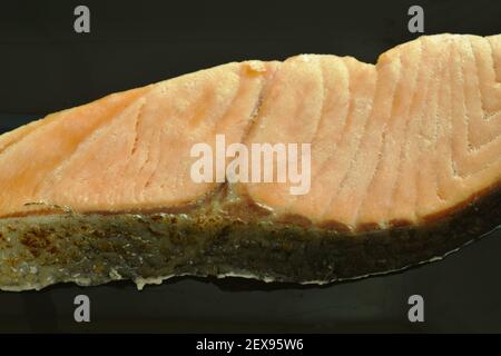 fetta di pesce di salmone grigliato sul piatto con la coppia di verdure mangiate riso semplice, salsa di soia dolce Foto Stock