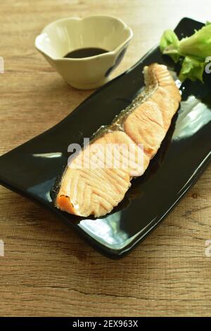 fetta di pesce di salmone grigliato sul piatto con la coppia di verdure mangiate riso semplice, salsa di soia dolce Foto Stock