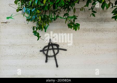 Udine, Italia. 3 marzo 2021. Il simbolo dell'anarchia dipinta su un muro Foto Stock