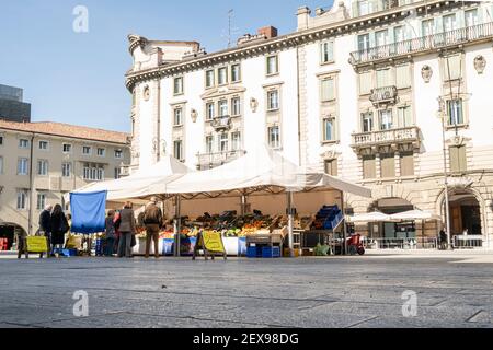 Udine, Italia. 3 marzo 2021. Il mercato all'aperto di frutta e verdura in una piazza nel centro della città Foto Stock