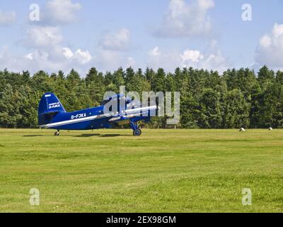 Antonov AN-2 che tassano a Wyk Airfield, Germania Foto Stock