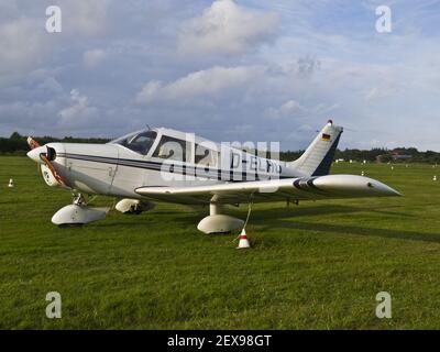 Piper Cherokee Cruiser su Wyk Airfield, Germania Foto Stock