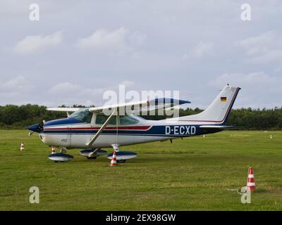 Cessna Turbo Skylane su Wyk Airfield, Germania Foto Stock