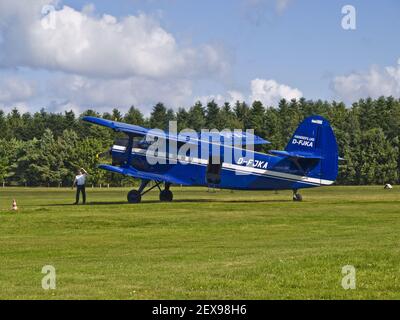 Controllo pilota Antonov AN-2 prima del decollo Foto Stock