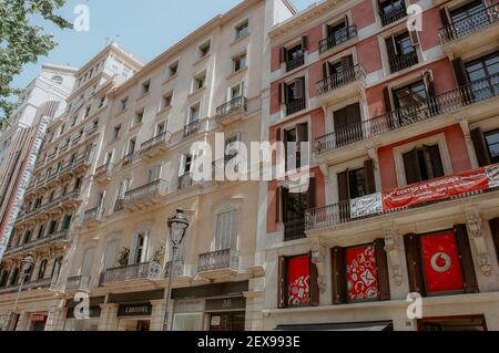 BARCELLONA, SPAGNA - 01 maggio 2019: Un edificio residenziale nella periferia di Barcellona, Spagna Foto Stock