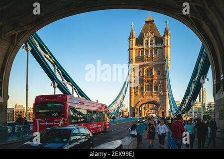 29 giugno 2018: Scenario sul ponte della torre, un ponte combinato di sospensione e di crogiolo che attraversa il Tamigi a Londra, Inghilterra, Regno Unito. È stato costruito tra Foto Stock