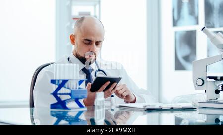 stazionare con le provette sul tavolo del laboratorio medico Foto Stock