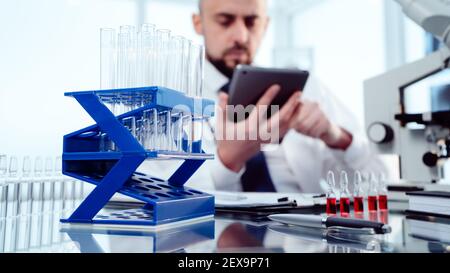 tabella con i campioni e le fiale del vaccino nel laboratorio medico. Foto Stock