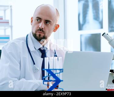 il ricercatore lavora su un computer portatile in un laboratorio medico. Foto Stock