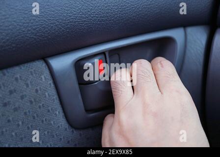 Mano dell'uomo che apre la maniglia interna dell'auto Foto Stock