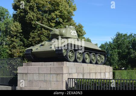 Un carro armato nel memoriale ai soldati sovietici caduti Nel Tiergarten Foto Stock