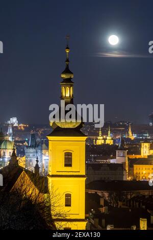 luna sopra la capitale ceca di Praga Foto Stock