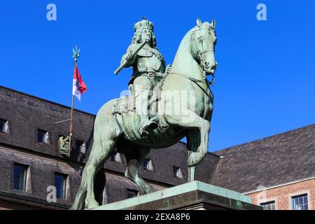 Düsseldorf, Germania - 1 marzo. 2021: Primo piano della statua equestre isolata jan Wellem di fronte al municipio contro il cielo blu (fuoco sul monumento) Foto Stock