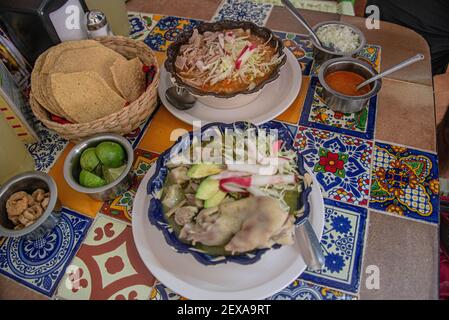 Pozole verde speziato, una specialità a Guadalajara, Jalisco, Messico Foto Stock