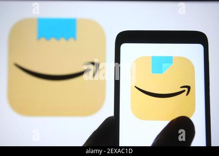 In questa illustrazione, le icone delle app Amazon nuove e precedenti vengono visualizzate sullo schermo di uno smartphone e di un pc. Foto Stock