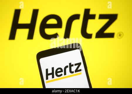 In questa illustrazione fotografica il logo Hertz Corporation di un'azienda di noleggio auto statunitense viene visualizzato sullo schermo di uno smartphone. Foto Stock