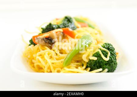pollo trita il mein con tagliatelle di riso pronte a mangiare Foto Stock