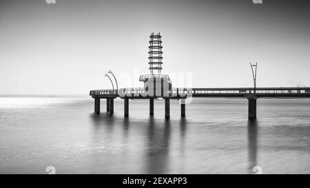 Brent Street, Pier, Spencer Smith Park. Burlington, Ontario, Canada. Immagine in bianco e nero a lunga esposizione Foto Stock