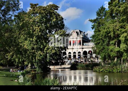 Amsterdam, Vondelpark Paviljoen (padiglione) ora un ristorante / caffè a Vondelpark, m, Paesi Bassi, olandese, ( il padiglione Vondelpark è un edificio nel Vondelpark di Amsterdam. Fu costruito nel 1874-1881 dall'architetto W. Hamer in stile rinascimentale italiano e presenta colonne ioniche scanalate, finestre ad arco tondo e torrette a cupola. Foto Stock