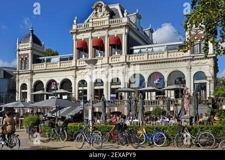 Amsterdam, Vondelpark Paviljoen (padiglione) ora un ristorante / caffè a Vondelpark, m, Paesi Bassi, olandese, ( il padiglione Vondelpark è un edificio nel Vondelpark di Amsterdam. Fu costruito nel 1874-1881 dall'architetto W. Hamer in stile rinascimentale italiano e presenta colonne ioniche scanalate, finestre ad arco tondo e torrette a cupola. Foto Stock