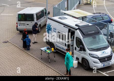 Im Kieler Hafen am Schwedenkai/Bootshafen eine mobile Corona-Schnellteststation Foto Stock