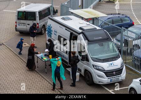Im Kieler Hafen am Schwedenkai/Bootshafen eine mobile Corona-Schnellteststation Foto Stock