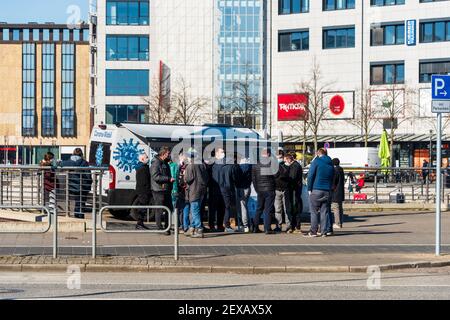 Im Kieler Hafen am Schwedenkai/Bootshafen eine mobile Corona-Schnellteststation Foto Stock