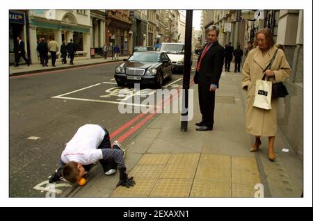 Myles Anderson rotolò un miglio arancione attraverso la città Di Londra in 1 ora e 14 minuti in un Tentativo di entrare nel libro di Guiness dei record che era Raccolta anche di denaro per Action Aid.pic David Sandison 22/3/2002 Foto Stock