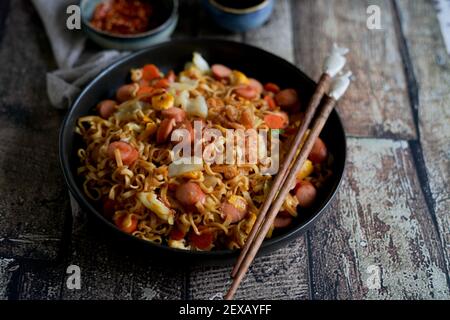 Indonesiano Fried Noodles, Mie Goreng Sosis Foto Stock