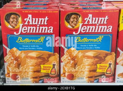 Spring Township, Pennsylvania, USA: 16 febbraio 2021: Zia Jemima pancake mix su scaffale in supermercato con logo originale. Foto Stock