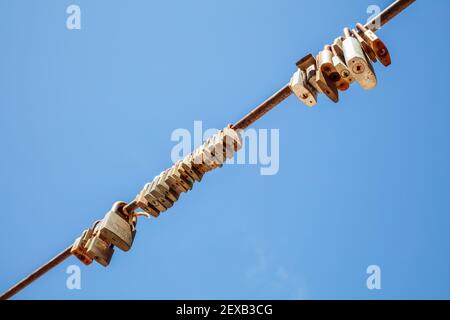 Serrature d'amore collegate a un bar Foto Stock