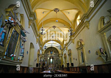 Vista interna della Parroquia de Santiago Apóstol, in stile barocco indigeno, nella centrale Plaza de Armas di Chignahuapan a Pueblo Mágico in Messico. Foto Stock