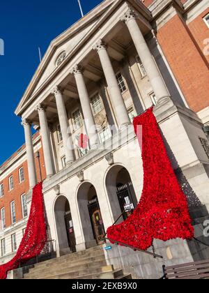 Chesterfield Town Hall Derbyshire Inghilterra Regno Unito drappeggiato in papaveri rossi per il giorno della memoria. Foto Stock