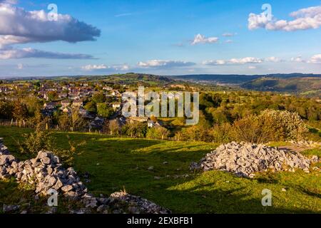 Muro di arenaria e alberi a Middleton Moor vicino Middleton by Wirksworth vicino all'High Peak Trail nel Derbyshire Dales Peak District Inghilterra Regno Unito Foto Stock