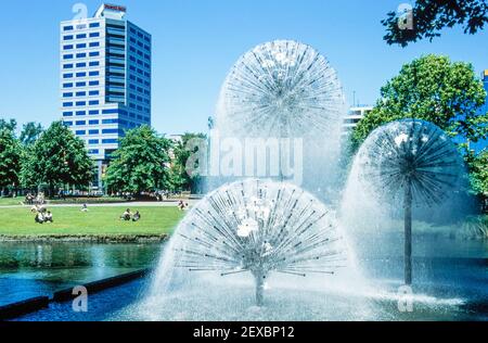 1999 Nuova Zelanda Christchurch. Municipio di Christchurch Nuova Zelanda. La fontana Ferrier di fronte al Boaters Restaurant, Christchurch, è stata donata nel 1972 dal signor e dalla signora Jack Ferrier per celebrare l'apertura del Municipio. Fontana Ferrier a forma di dente di leone all'esterno del ristorante Town Hall, bar e ristorante Boaters, Municipio e Teatro in Victoria Square. Queste fontane sono state danneggiate nel terremoto del 2011 e nel 2019 sono state ripristinate al funzionamento. Christchurch Canterbury Isola del Sud Nuova Zelanda Foto Stock