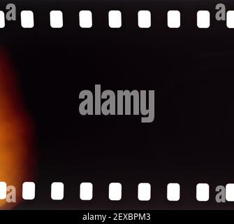 cornice in pellicola da 35 mm con luce colorata Foto Stock
