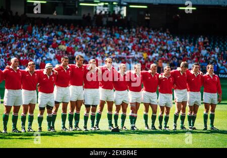 1999 Cardiff Wales Principality Stadium - la nazionale gallese di rugby in piedi per il National Anthem prima del warm up match contro gli Stati Uniti 30 agosto 1999. La Coppa del mondo di rugby 1999 è stata la quarta Coppa del mondo di rugby. È stato principalmente ospitato dal Galles, ed è stato vinto dall'Australia.questa è stata l'ultima partita di riscaldamento prima dell'inizio della Coppa del mondo di Rugby 1999. Dall'apertura nel giugno 1999, il Millennium Stadium ha avuto più di 1.3 milioni di visitatori all'anno. Cardiff, South Glamorgan, Galles, GB, Regno Unito, Europa Foto Stock