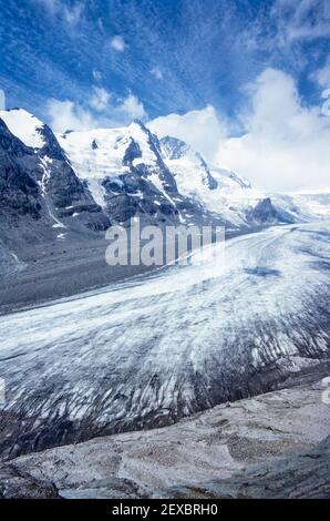 1990 Austria il monte Grossglockner e il ghiacciaio Pasterze. Il Pasterze, oggi lungo 8.4 chilometri (5.2 miglia), è il ghiacciaio più lungo dell'Austria e nelle Alpi Orientali, il Pasterze è una destinazione turistica, attraverso la panoramica strada alpina Grossglockner. Il Grossglockner, Großglockner o Glockner è 3,798 metri, la montagna più alta in Austria, fa parte del gruppo Glockner della catena degli alti Tauri. Il ghiacciaio Pasterze si trova sul versante orientale di Grossglockner. Grossglockner con persone che camminano sul ghiacciaio Pasterze, Austria, Carinzia e Tirolo Orientale, Austria, UE, Europa Foto Stock