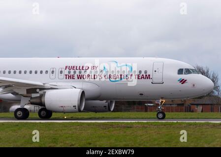 Aeroporto Southend di Londra, Essex, Regno Unito. 4 Marzo 2021. La compagnia aerea tedesca Eurowings ha aggiunto un messaggio a uno dei loro aerei per ringraziare i loro dipendenti per gli sforzi compiuti durante la pandemia di COVID 19. Da una parte ‘alimentata dalla più grande squadra del mondo’ in inglese, e in tedesco dall’altra. L'Airbus A320 è stato volato a Satys Air Livery a Southend per il lavoro e oggi è partito per entrare in servizio. Jens Bischof, CEO di Eurowings: "I nostri dipendenti hanno dimostrato uno spirito di squadra eccezionale durante la crisi. Per questo vogliamo ringraziarvi in modo straordinario». Foto Stock