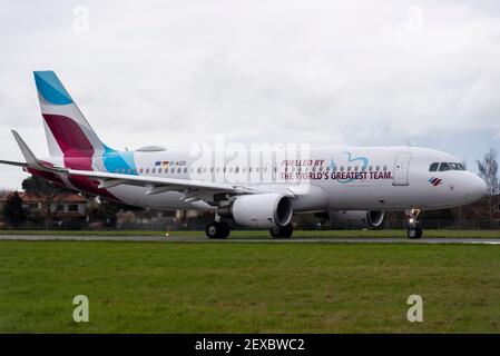 Aeroporto Southend di Londra, Essex, Regno Unito. 4 Marzo 2021. La compagnia aerea tedesca Eurowings ha aggiunto un messaggio a uno dei loro aerei per ringraziare i loro dipendenti per gli sforzi compiuti durante la pandemia di COVID 19. Da una parte ‘alimentata dalla più grande squadra del mondo’ in inglese, e in tedesco dall’altra. L'Airbus A320 è stato volato a Satys Air Livery a Southend per il lavoro e oggi è partito per entrare in servizio. Jens Bischof, CEO di Eurowings: "I nostri dipendenti hanno dimostrato uno spirito di squadra eccezionale durante la crisi. Per questo vogliamo ringraziarvi in modo straordinario». Foto Stock