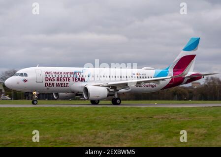 Aeroporto Southend di Londra, Essex, Regno Unito. 4 Marzo 2021. La compagnia aerea tedesca Eurowings ha aggiunto un messaggio a uno dei loro aerei per ringraziare i loro dipendenti per gli sforzi compiuti durante la pandemia di COVID 19. Da una parte ‘alimentata dalla più grande squadra del mondo’ in inglese, e in tedesco dall’altra. L'Airbus A320 è stato volato a Satys Air Livery a Southend per il lavoro e oggi è partito per entrare in servizio. Jens Bischof, CEO di Eurowings: "I nostri dipendenti hanno dimostrato uno spirito di squadra eccezionale durante la crisi. Per questo vogliamo ringraziarvi in modo straordinario». Foto Stock