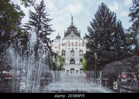 La Fontana del canto e il Teatro dell'Opera di Stato nella città vecchia di Kosice su Hlavna o piazza principale, Slovacchia. L'edificio rappresentativo è stato costruito in un Neo-bar Foto Stock