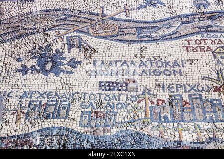 Parte della famosa mappa a mosaico della Terra Santa sul pavimento della Chiesa di San Giorgio a Madaba, Giordania. Foto Stock