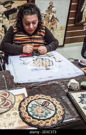 Una donna che fa mosaici a Madaba, Giordania. Foto Stock