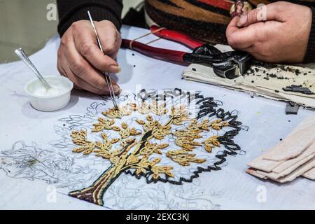Una donna che fa mosaici a Madaba, Giordania. Foto Stock