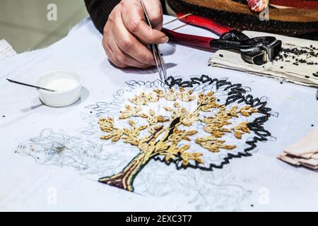 Una donna che fa mosaici a Madaba, Giordania. Foto Stock