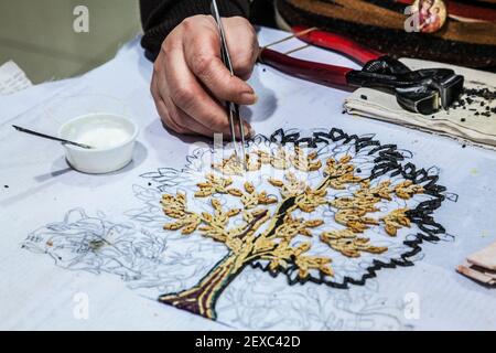 Una donna che fa mosaici a Madaba, Giordania. Foto Stock