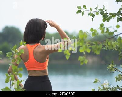 Bella giovane Skinny donna sportiva guardando in lontananza Foto Stock