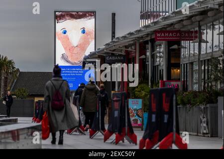 Londra, Regno Unito. 4 Marzo 2021. La National Gallery, con il proprietario dei media digitali fuori casa, Ocean Outdoor, presenta opere d'arte create dagli studenti delle scuole primarie come parte della 25° mostra annuale Take One Picture della Gallery. La mostra fisica doveva chiudersi in Trafalgar Square dopo pochi giorni in linea con la guida del Governo Covid. Appaiono su più di 60 schermi di grande formato per due settimane, dal 1-15 marzo, in sei città: Aberdeen, Birmingham, Edimburgo, Glasgow, Londra e Manchester. Credit: Guy Bell/Alamy Live News Foto Stock